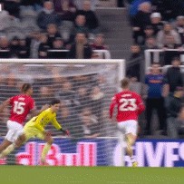 米兰体育app下载-半场：曼联1-1纽卡，B费送点+送助攻，卡塞米罗破门，拉姆齐染红